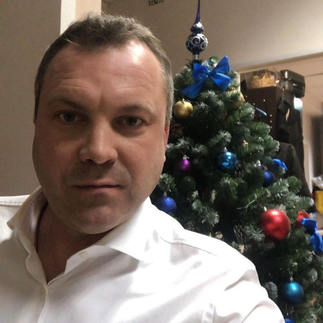 Евгений Попов, ведущий программы «60 минут» и муж Ольги Скабеевой в белой рубашке