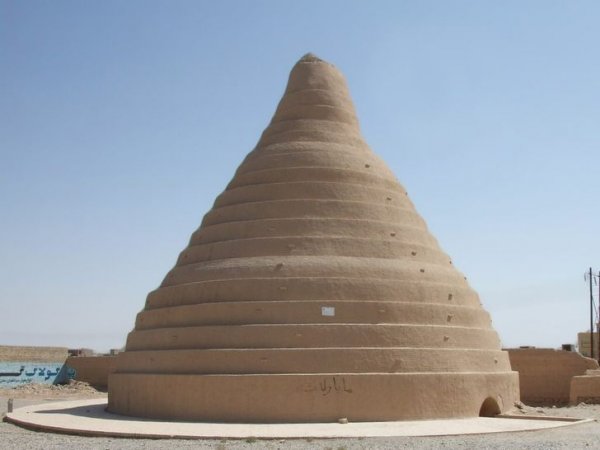Это персидская морозилка 400 года до н. э. Она существует до сих пор