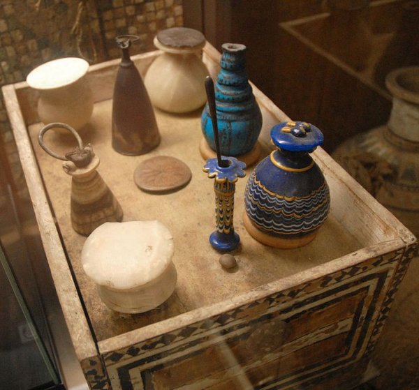 В этой же гробнице был найден туалетный столик с бутылочками для косметики его жены Мерит