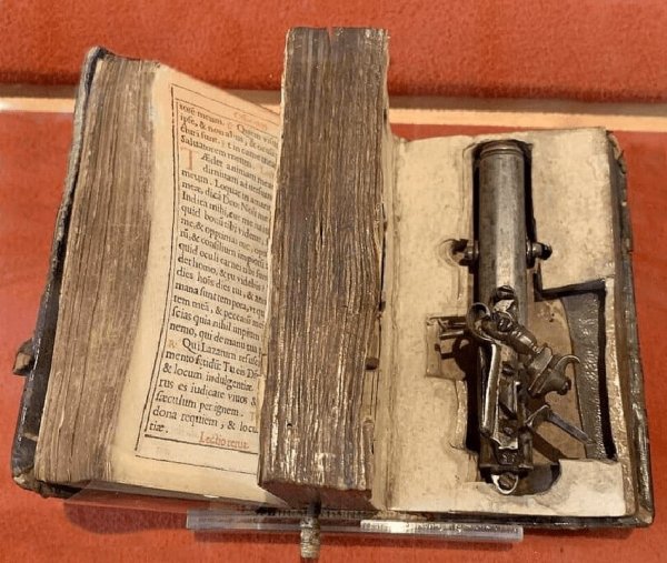 Пистолет, спрятанный в библии, сделанный для Франческо Морозини, венецианского дожа (1619–1694)