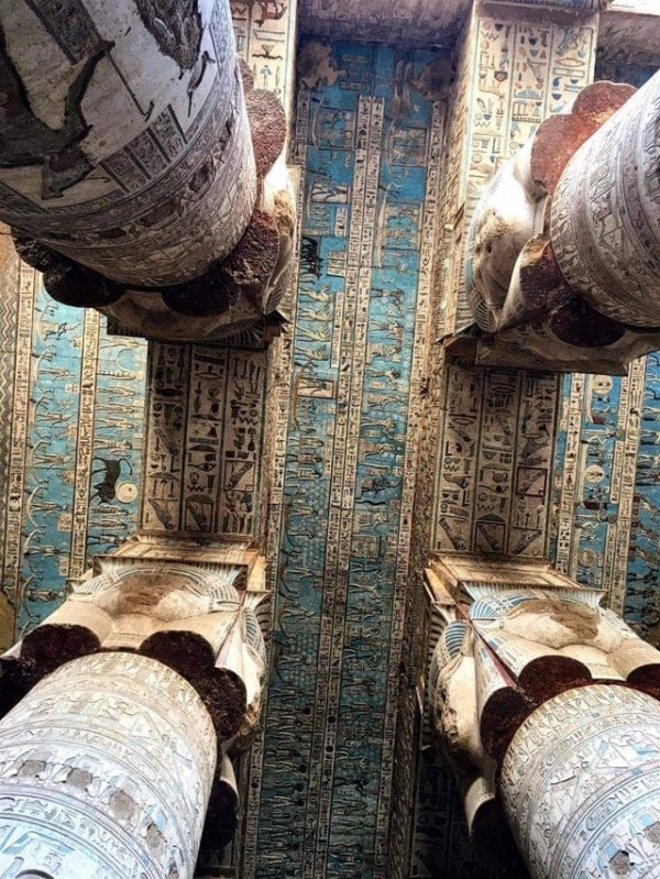 Потолок гипостильного зала 2000-летнего храма Хатхор в Дандаре, Египет
