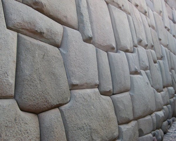 Полигональная кладка — образец архитектуры инков. Куско, Перу, 1400-е годы
