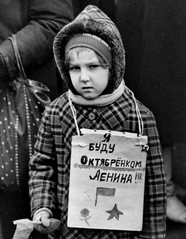 Девочка мечтающая стать октябренком. Москва, 1993 год.