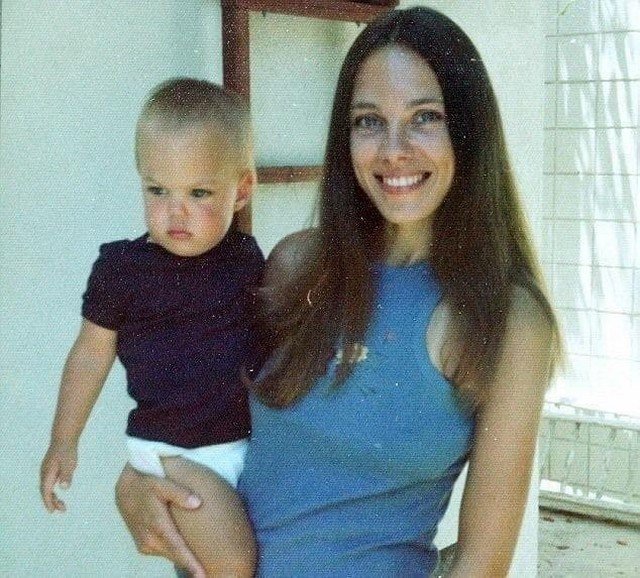 Анджелина Джоли с мамой, 1970-е.
