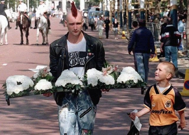 Панк несет венок в знак скорби о гибели принцессы Дианы, 1997 год.