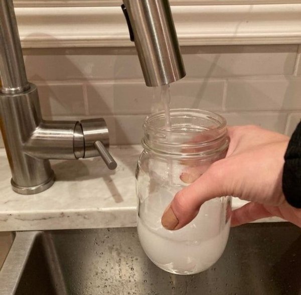 В Канаде вода, идущая из крана, похожа на обезжиренное молоко
