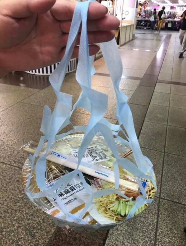 Некоторые магазины на Тайване дают вот такую складную бумажную авоську