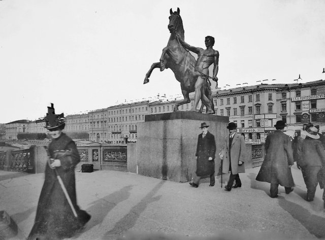 Люди на на Невском проспекте в  начале ХХ века