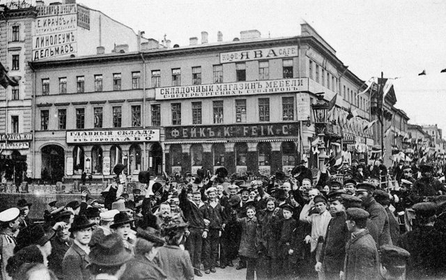 Люди на на Невском проспекте в  начале ХХ века