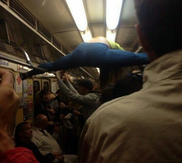 шпагат в метро
