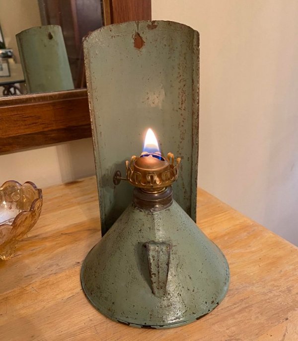 Масляная лампа моей бабушки сделана в конце 1700-х годов. Она все еще работает!