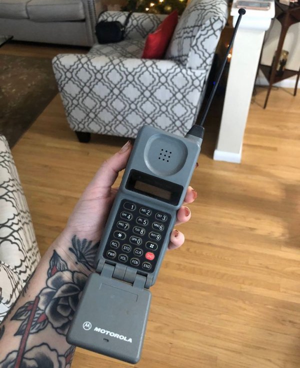 У моей бабушки до сих пор есть ее раскладной мобильный телефон 1995 года