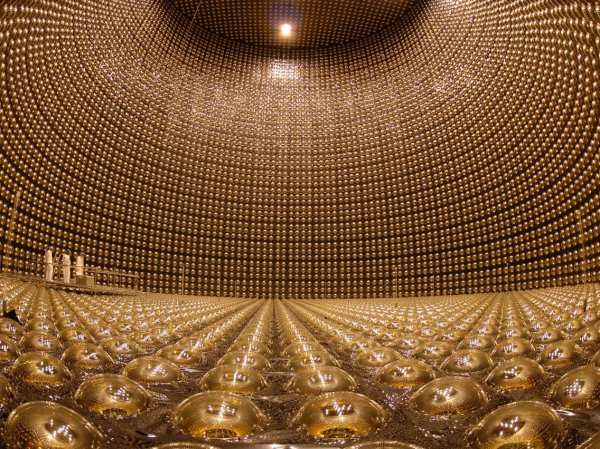 Огромный резервуар, представляющий собой нейтринный детектор «Супер-Камиоканде», Япония