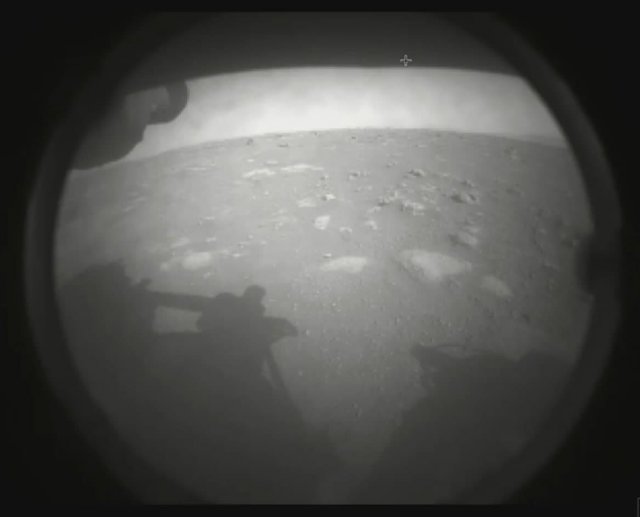 Марсоход Perseverance успешно сел на поверхность Марса и прислал первое фото