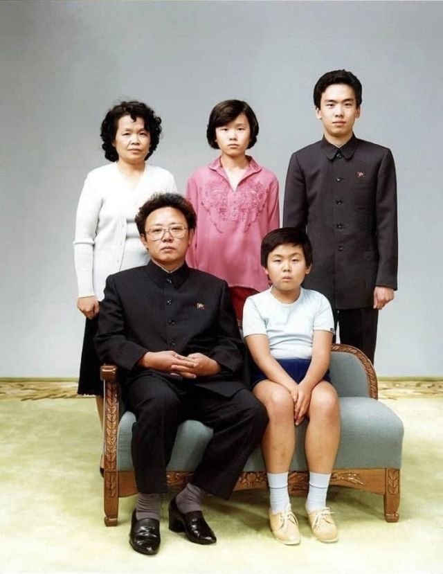 Ким Чен Ын (рядом с отцом), глава Северной Кореи, Пхеньян, 1989 год.