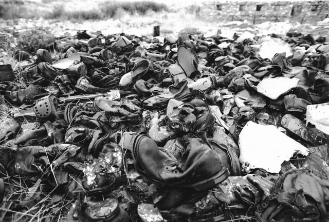 Обувь узников, оставшаяся на месте лагеря Бутугычаг на Колыме, 1989 год.