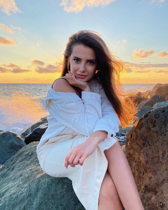 Блогер Полина Чистякова (_poposha_) в белой рубашке на фоне заката