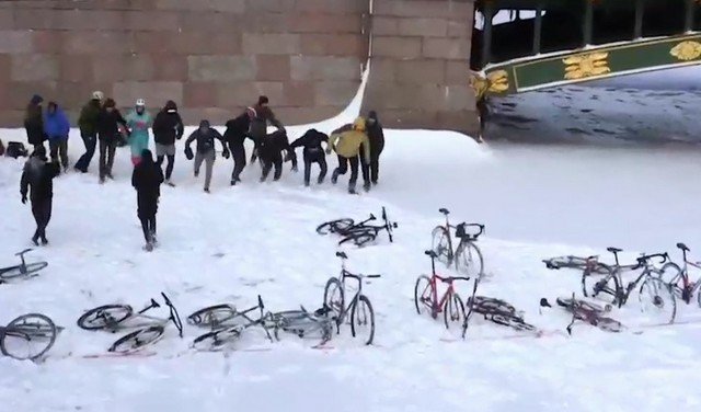 &quot;Ледовое побоище&quot;: в Петербурге устроили велогонку на льду