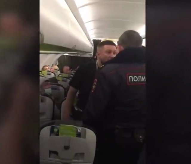 Пьяные дебоширы накинулись на полицейских прямо в самолете