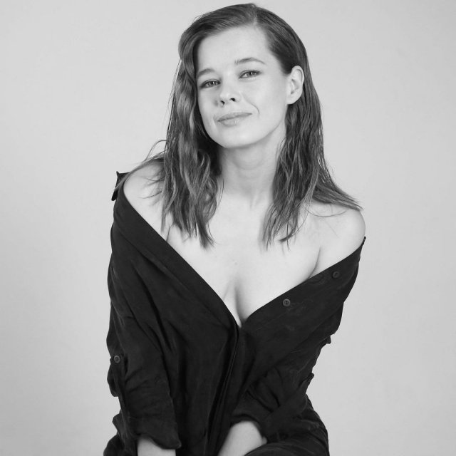 Екатерина Шпица в черной рубашке