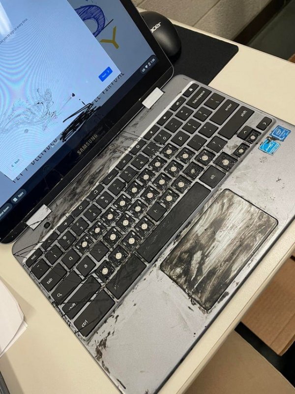 Студентка пролила лак на ноутбук