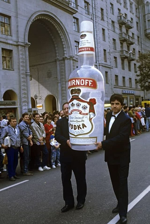 Шествие с надувной бутылкой водки «Smirnoff»  по Тверской улице.