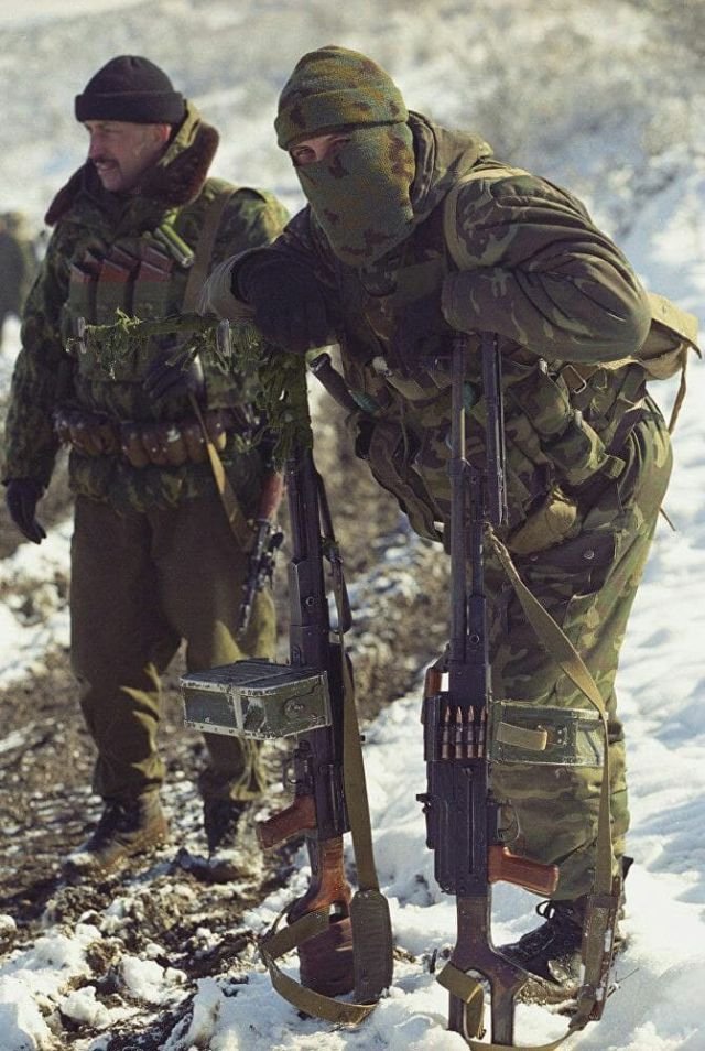 Подполковник Лебедь и боец ВДВ федеральных войск в заснеженных горах