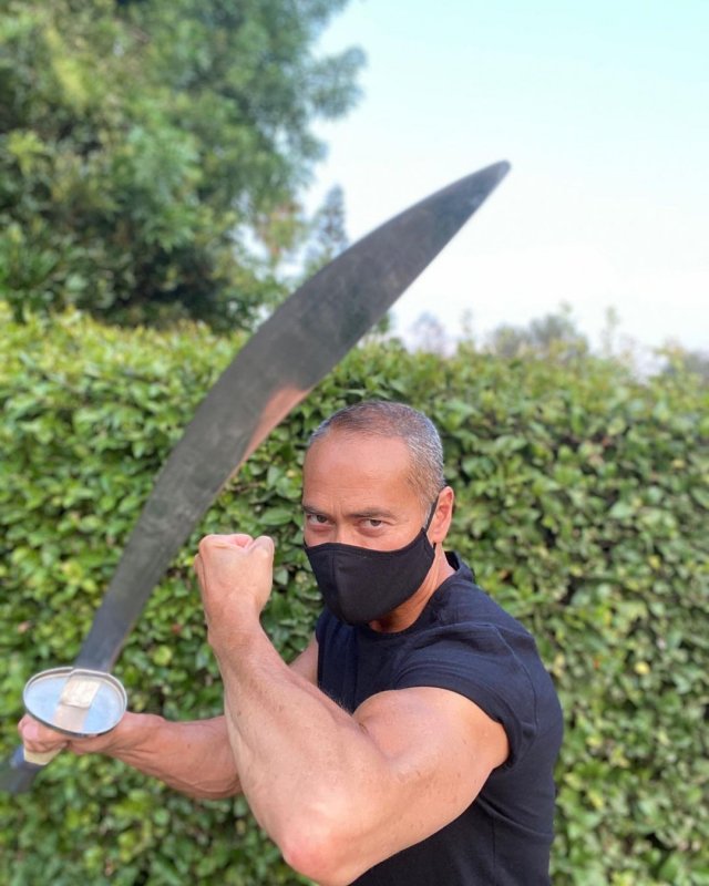 Марк Дакаскос с мечом