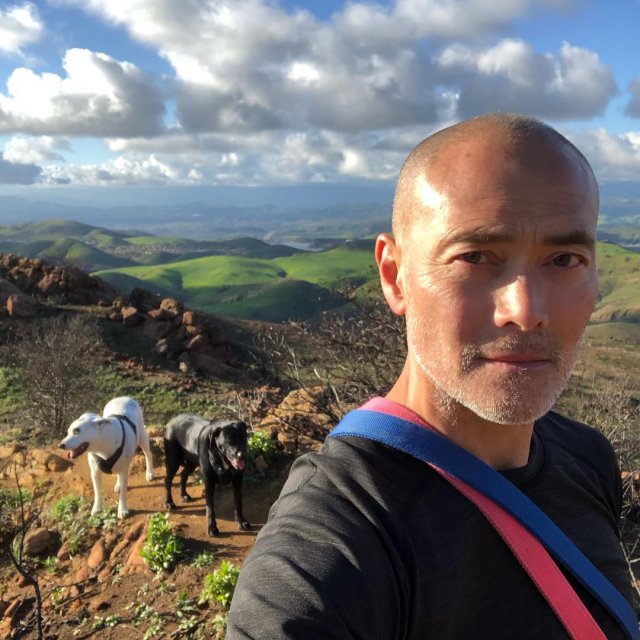 Марк Дакаскос в горах с собаками