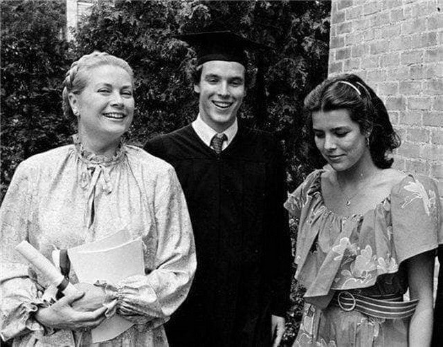 «Естественная роль женщины заключается в том, чтобы быть опорой для семьи» Княгиня Монако Грейс Келли с детьми Каролин и Альбертом. Конец 1970-х.