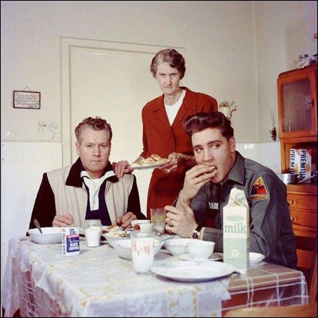 Элвис Пресли с отцом и бабушкой, 1959 год.