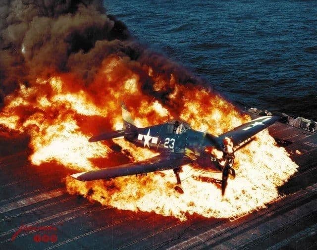 Горящий Grumman F6F Hellcat. 25 февраля 1945 года.