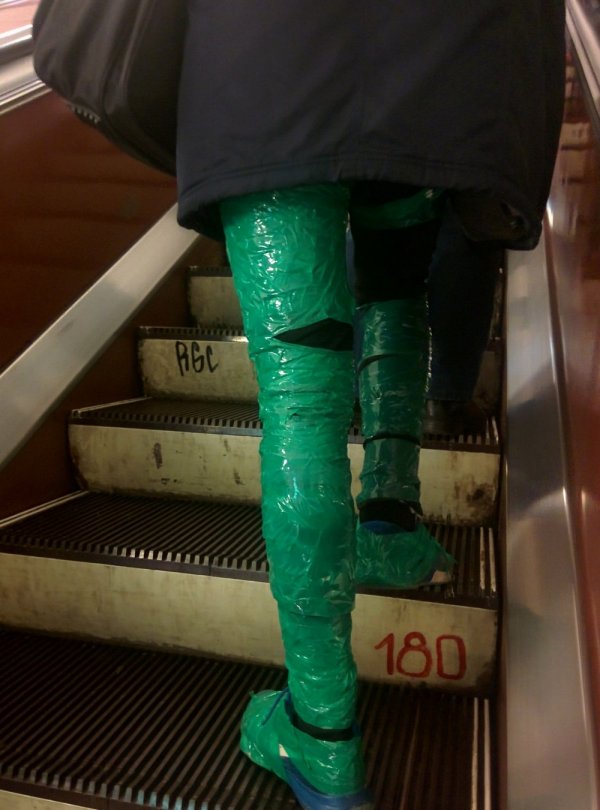 перемотанные зеленой лентой ноги