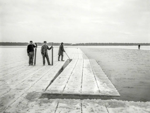 Заготовка льда на водохранилище Хорн Понд, штат Массачусетс, 1906 год.