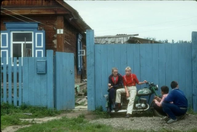 Ребята на мотоцикле приехали навестить своих подруг. Россия, Иркутск, 1990 год.