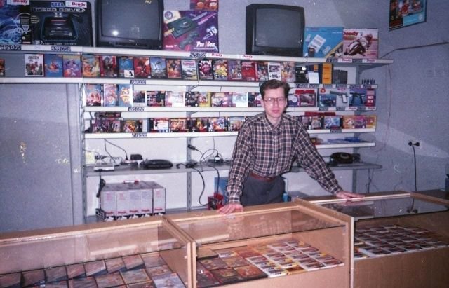 Продавец игровых приставок Dendy и Sega. Россия, Нижний Новгород, 1990-е годы.