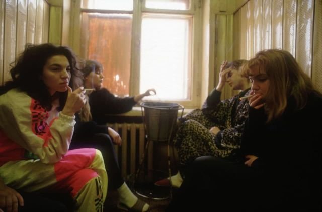Девушки устроили перекур в реабилитационном центре для наркозависимых. Россия, 1993 год.