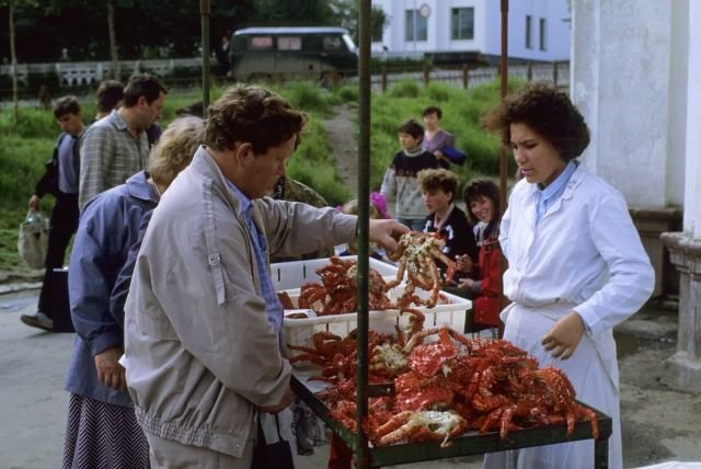Уличная торговля крабами. Россия, Магадан, 1992 год.