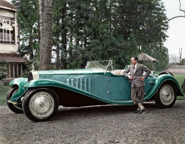 Жан Бугатти, инженер и дизайнер, стоит рядом со своим Bugatti Royale, 1932 год