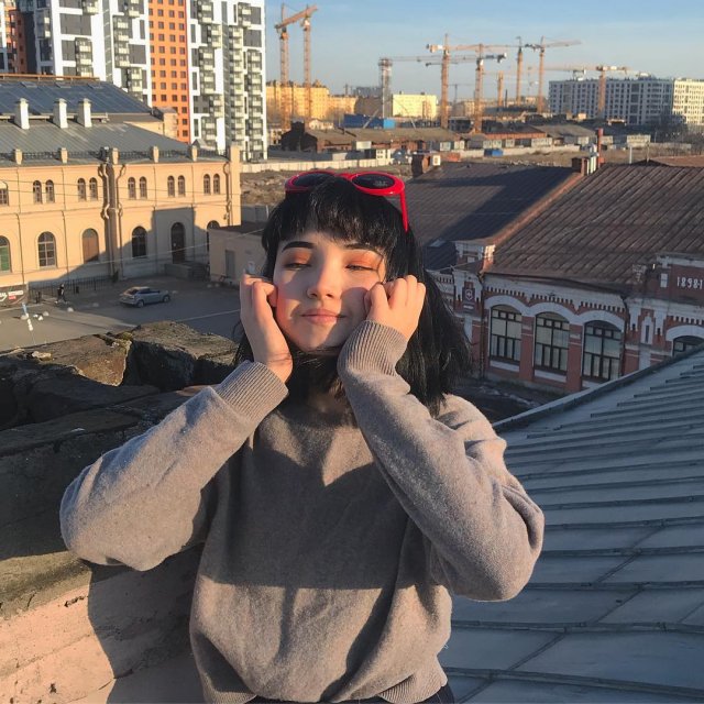 Блогер Карина Карамбейби (KARRRAMBABY) - новая девушка Артема Готлиба (Slava Marlow) в Петербурге на крыше