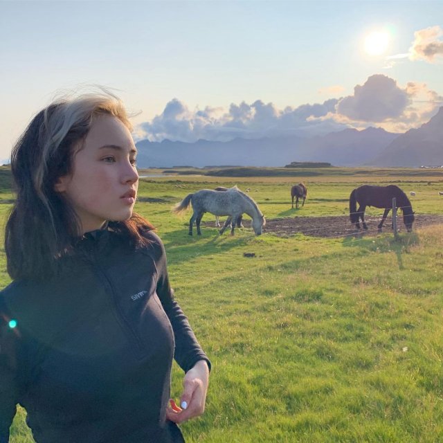Блогер Карина Карамбейби (KARRRAMBABY) - новая девушка Артема Готлиба (Slava Marlow) в черной кофте с лошадками