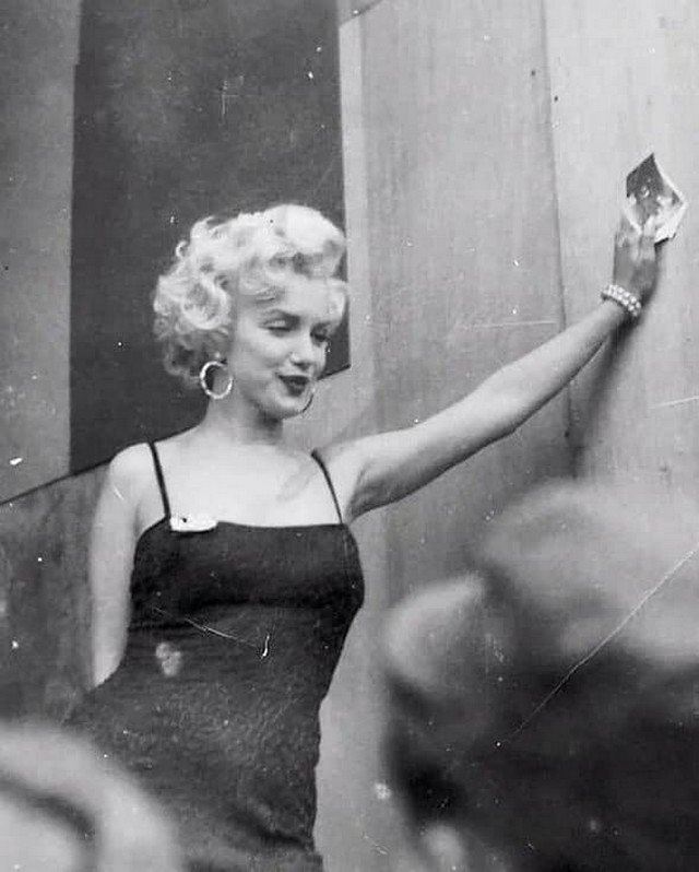 Мэрилин Монро пoceщает войска в Кopeе, 1954 год