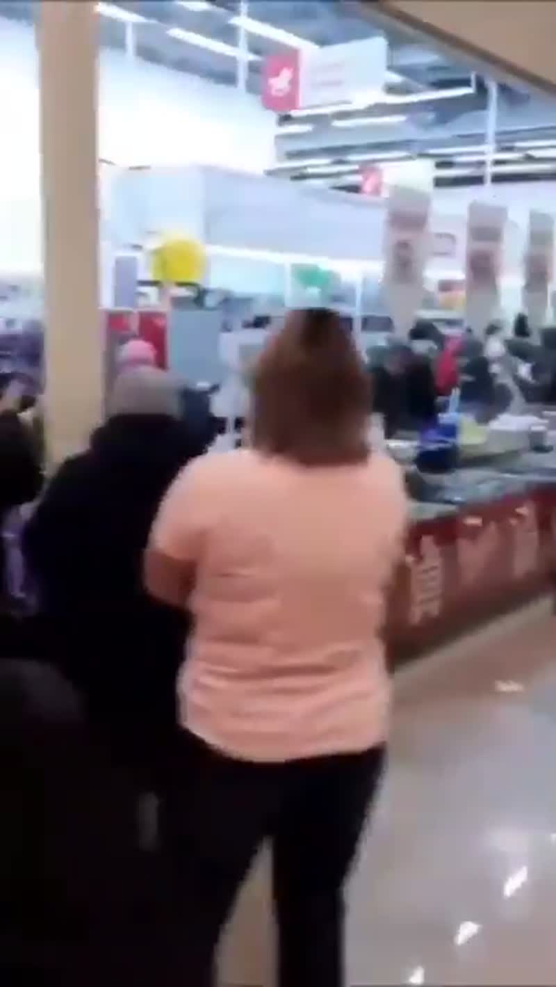Устроили в магазине давку...