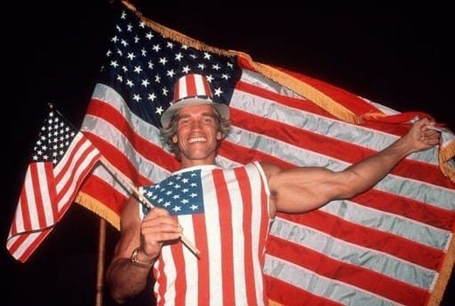 Арнольд Шварценеггер в День Независимости, когда он получил американское гражданство. 1983 год.
