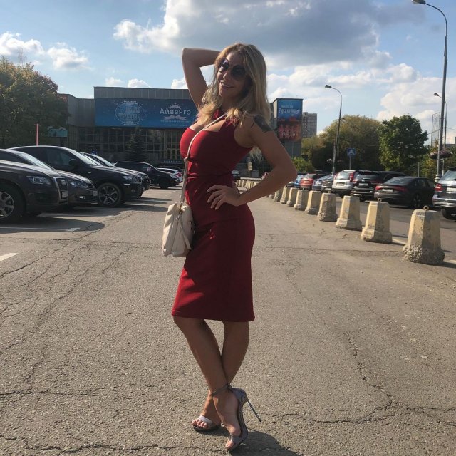 Экс-звезда &quot;ДОМ-2&quot; Елена Беркова в красном платье