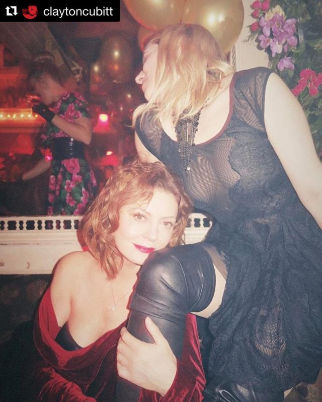 Актриса Сьюзан Сарандон с подругой в красном платье