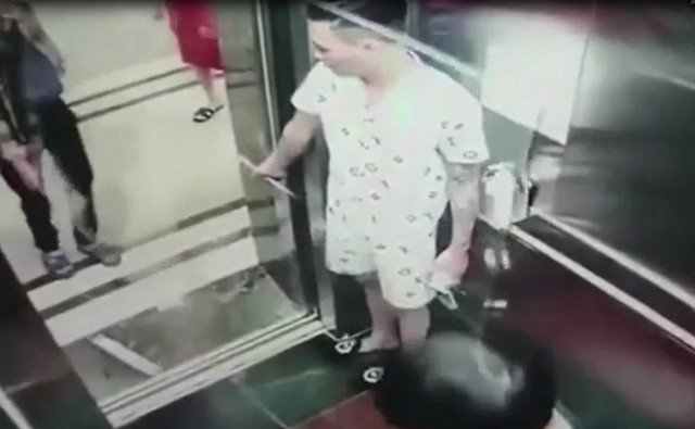 Как не надо перевозить стекло в лифте
