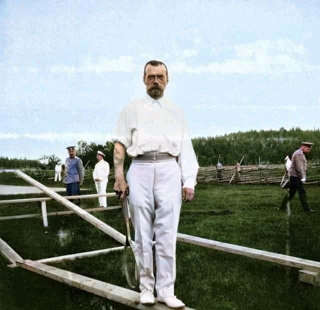 Император Николай II с татуировкой, набитой во время визита в Японию в 1891 году.