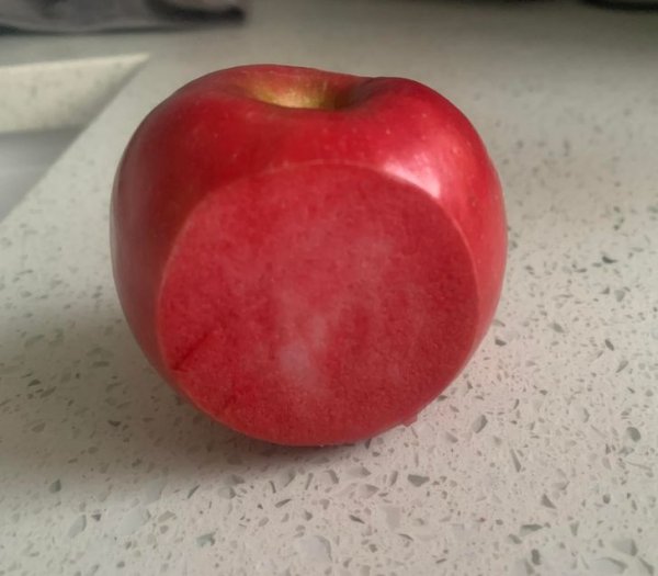 Яблоко с красной мякотью
