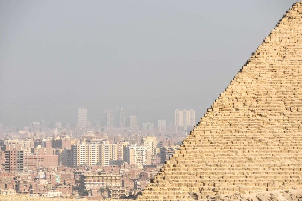 Одна из Великих пирамид и вид на город Эль-Гиза